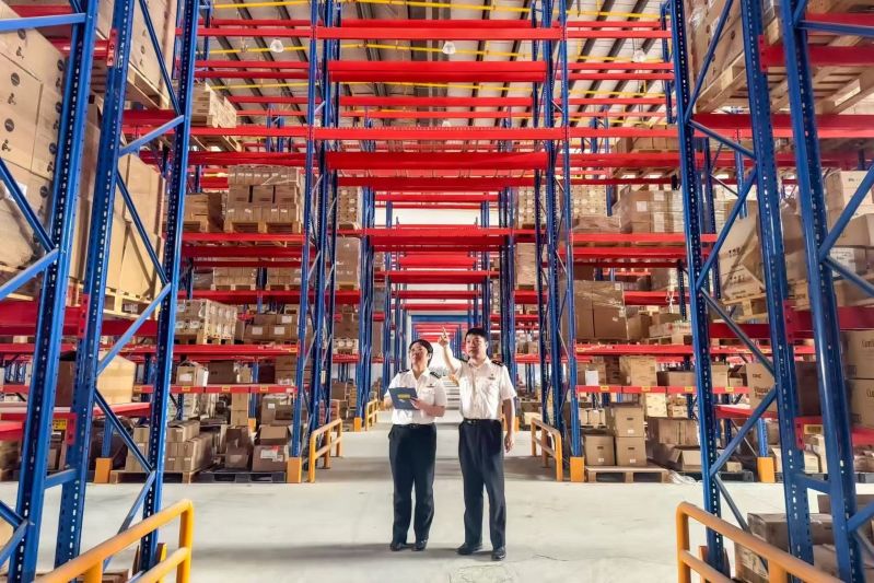 汉阳海关关员在跨境电商保税仓内进行监管作业